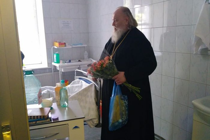 Священники навестили пострадавших в Шереметьево в Центре им. Вишневского