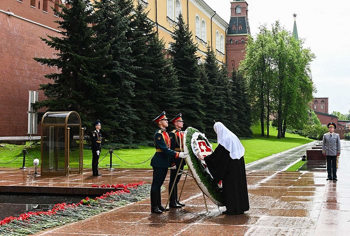 В канун Дня Победы Патриарх Кирилл возложил венок к могиле Неизвестного солдата у Кремлевской стены