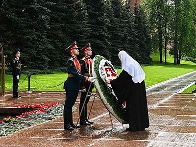 В канун Дня Победы Патриарх Кирилл возложил венок к могиле Неизвестного солдата у Кремлевской стены / Православие.Ru