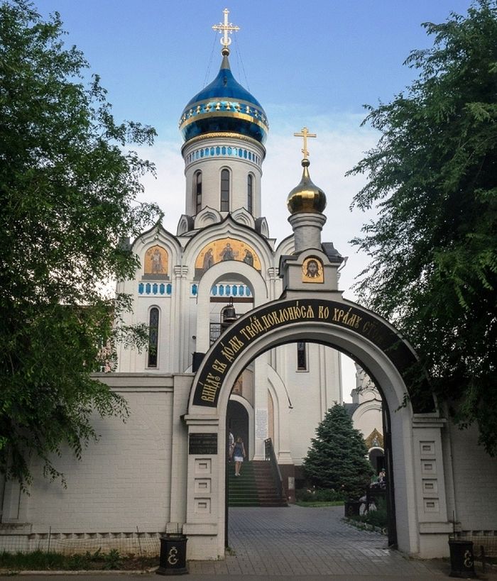 Вход в монастырь с ул.Димитрова