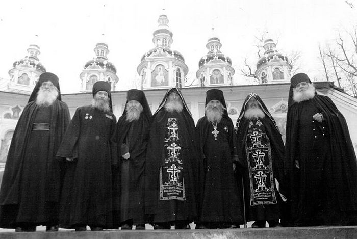 ПРЕЛАЗАК ГРАНИЦЕ СМРТИ Монаси Псково-печерског манастира који су ратовали на фронту