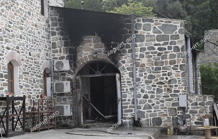 Из-за пожара Пантелеимонов монастырь на Афоне вынужден временно прекратить прием паломников