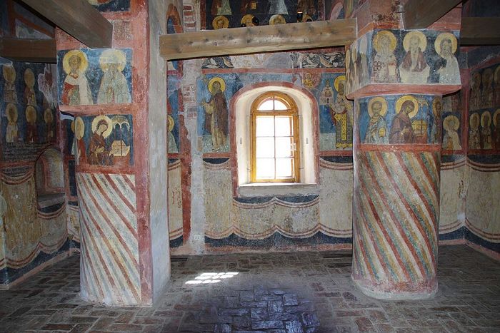 Интерьер православного храма. Под священными изображениями на стенах хорошо видны «полотенца»