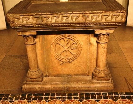 Древний каменный престол в интерьере музея