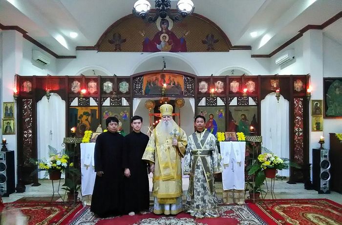 Епископ Канберрский Георгий, чтец Сергий и чтец Георгий (слева), иподиакон Виссарион (справа)