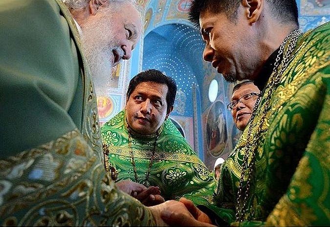 Отец Кирилл, священник храма в Сурабая, берет благословение у Патриарха Московского Кирилла