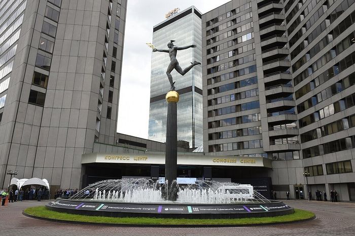 Статуя Меркурия (Гермеса) у здания Центра Международной торговли