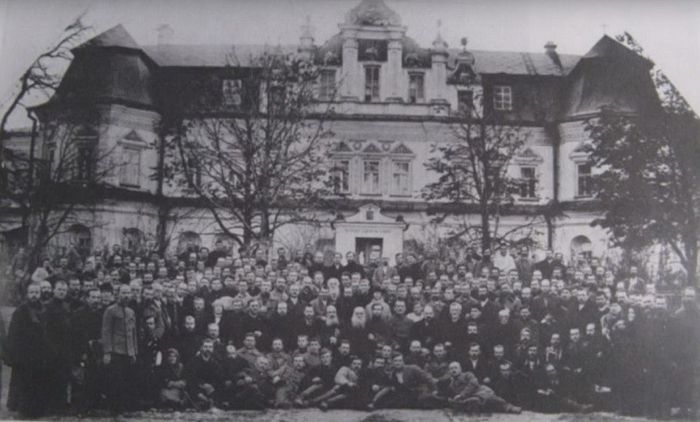 Делегаты первого всеукраинского собора УАПЦ(Л) на фоне собора Софии Киевской, октябрь 1921 г.