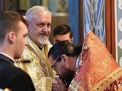 Constantinople hierarchs concelebrate with cleric from schismatic Montenegrin church