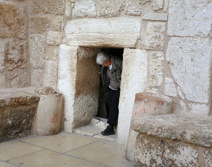 Врата смирения в Вифлееме (вход в храм Рождества Христова)