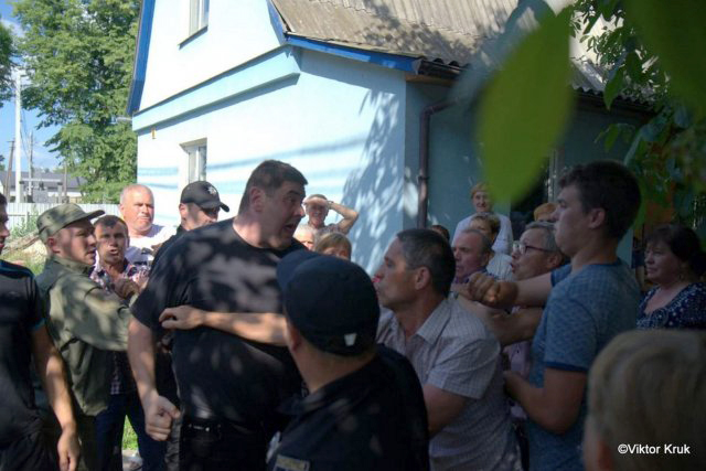 Представители «ПЦУ» захватили церковный дом Успенского прихода села Погребы Броварского района Киевской области.