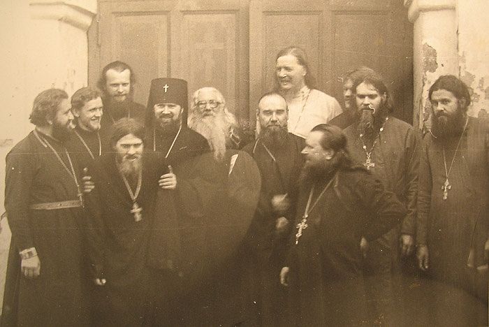 Владыка Платон и старец Павел (Груздев) с духовенством. Второй слева – отец Анатолий Денисов