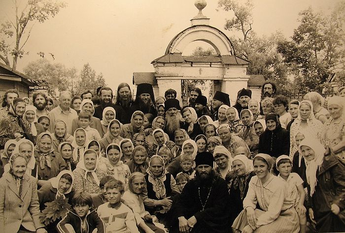 Отец Павел (Груздев) с народом и батюшками. Среди них – игумен Евстафий (Евдокимов)