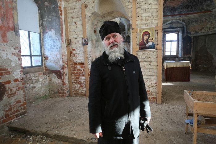 Протоиерей Анатолий Денисов в восстанавливаемом храме
