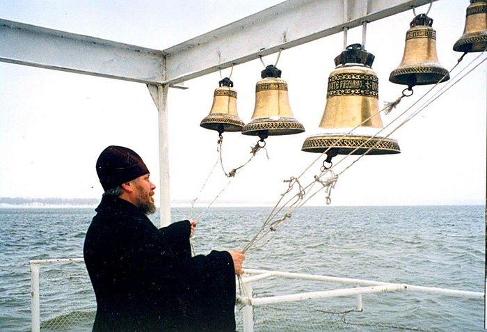 Отец Николай Агафонов на плавучем корабле созывает на службу народ