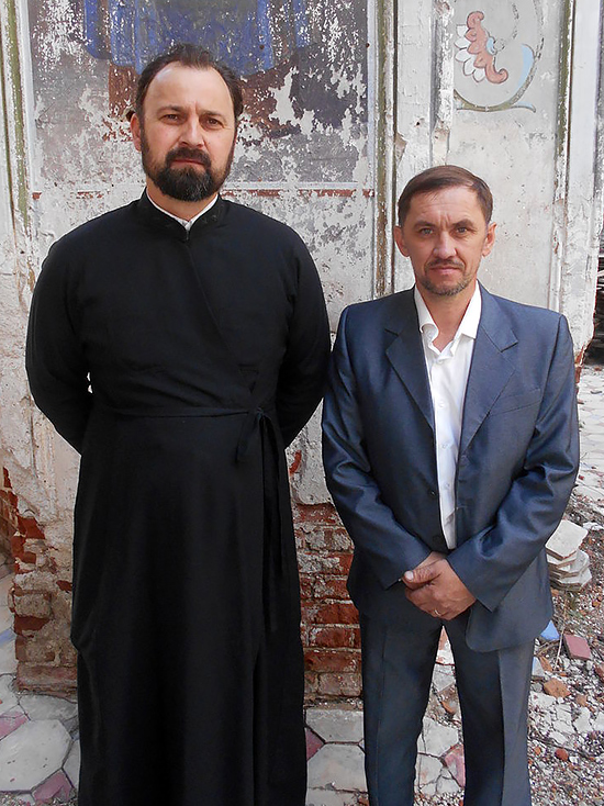 Отец Иоанн Ковач и алтарник Андрей