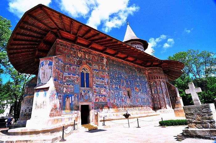 Voroneț Monastary, built by Saint Stefan, is famous for its unique color of blue in the iconography. Photo: Wikipedia.