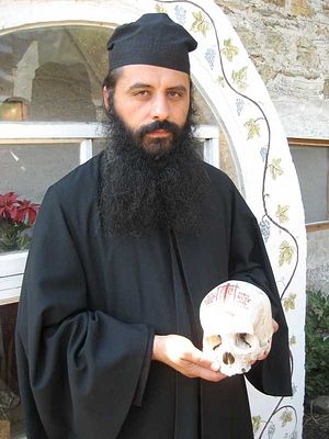 Архимандрит Порфирий с черепом иеросхимонаха Иоанна (Гуцу)