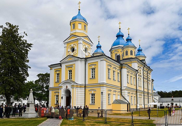Предстоятель Русской Церкви освятил собор Рождества Пресвятой Богородицы Коневского монастыря