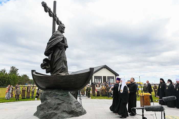 Патриарх Кирилл освятил памятник преподобному Арсению Коневскому на острове Коневец