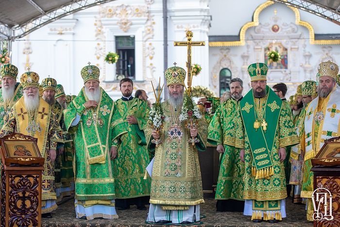 Божественная литургия на площади перед Успенским собором Свято-Успенской Киево-Печерской Лавры 25 июня 2019 года
