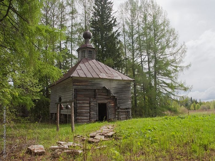 The chapel of St. Varlaam of Vaga, at the village of Smotrakovskaya (called Bogoslovskaya before the revolution), Shenkura region, Archangelsk province. May 26, 2013. Photo: temples.ru