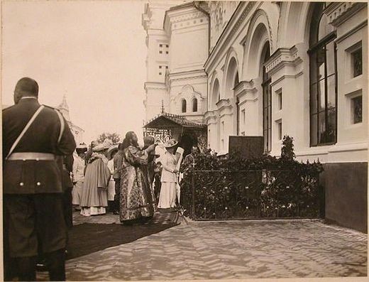 Emperor Nicholas II, Empress Alexandra Feodorovna, the Grand Duchesses, and priests at the Kiev Caves Lavra at the grave of Iskra and Kochubey, September 12, 1911. 