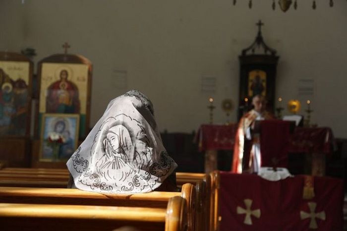 An Assyrian woman attends a mass in solidarity with Assyrians abducted by Islamic State fighters in Syria, March 1, 2015. Islamic State militants have taken hundreds of Assyrian prisoners in Iraq and Syria. Photo: Reuters/Omar Sanadiki