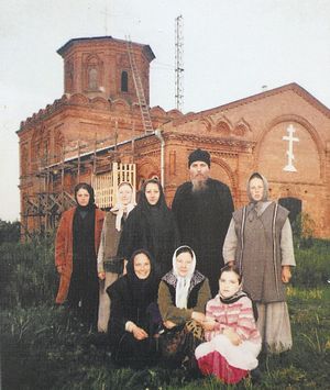 Духовник обители архимандрит Антоний с первыми сестрами
