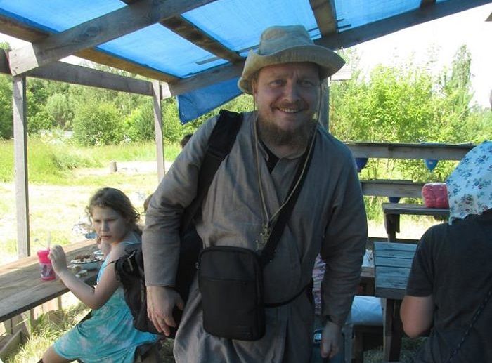 Отец Федор в одном из летних лагерей прихода. Фото Веры Шмыковой