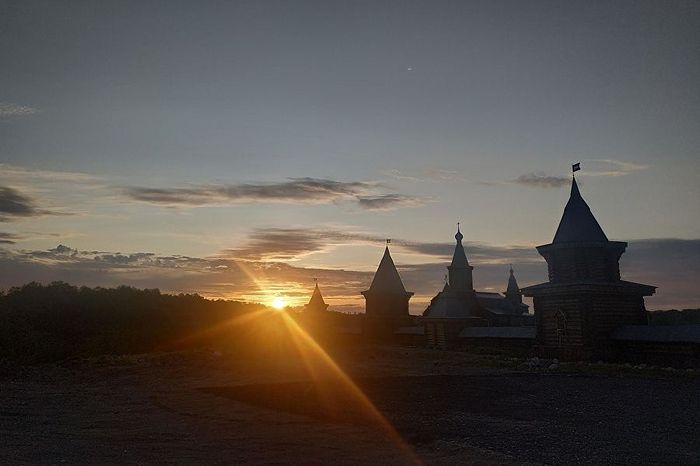 Закат в Трифоновом Печенгском монастыре