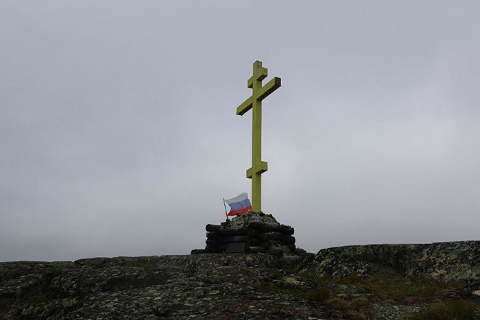 Памятный крест в честь возрождения Трифонова Печенгского монастыря