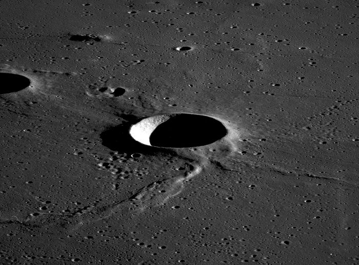 Sinas Crater. James Stuby, Wikimedia.