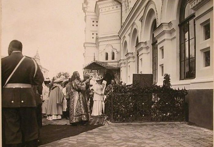 Цар Николај II, царица Александра Фјодоровна, велике кнегиње и свештенослужитељи у Кијевопечерској Лаври на гробу Искре и Кочубеја 12. септембра 1911. године
