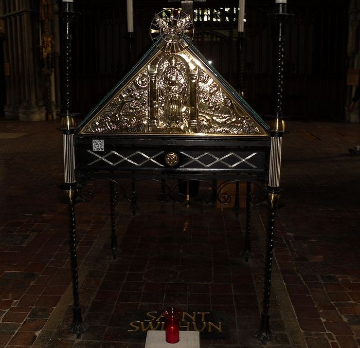 St. Swithin's symbolic shrine at Winchester Cathedral, Hants (photo by Irina Lapa)