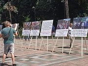 Перед Верховной Радой установили фотографии общин Украинской Православной Церкви, пострадавших от рейдеров