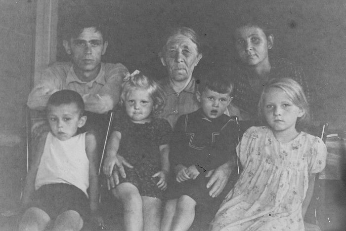 Александр Петрович с мамой, Анной Егоровной, сестрой Анной, сыном и племянниками. Серов, 1950-е гг.