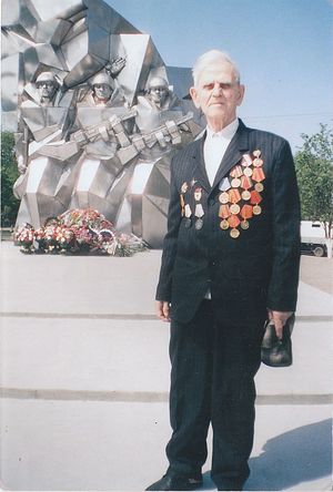 Александр Петрович Сотников в Подольске возле памятника курсантам Подольских военных училищ, 2010 г.