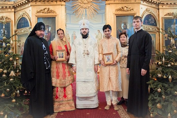 Архиепископ Амвросий (Ермаков) венчает индийскую пару