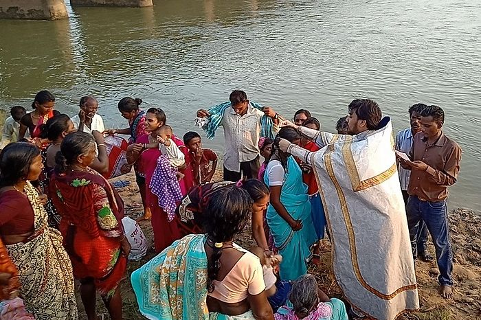 Крещение на реке группы бывших индуистов