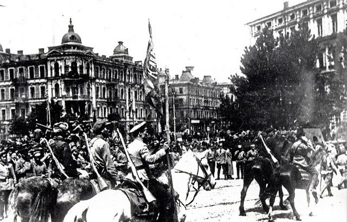 Красная армия после вступления в Киев, лето 1920 года. Фото: Викисклад