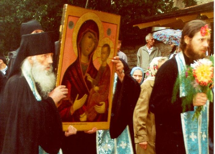 Отец Нафанаил с Выдропусской иконой Божией Матери во время ее пребывания в обители в 2001 г.