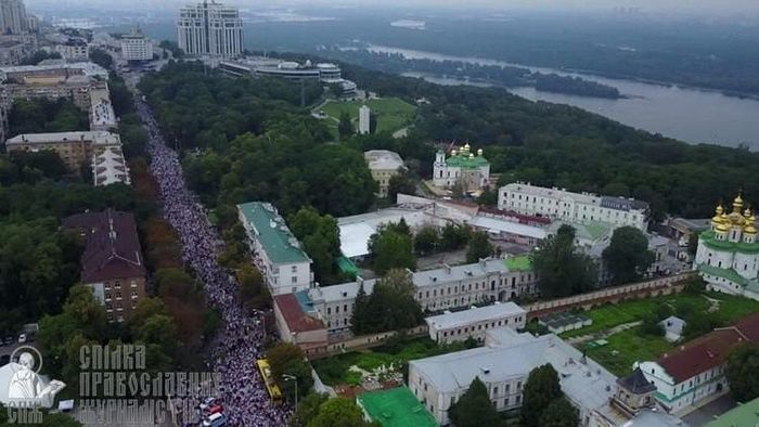 The 2018 Canonical Procession of around 250,000 people, claimed by the police to be only 20,000. This photo is taken near the north corner of the Lavra, and faces towards Vladimir’s Hill to the far north. Photo: spzh.news