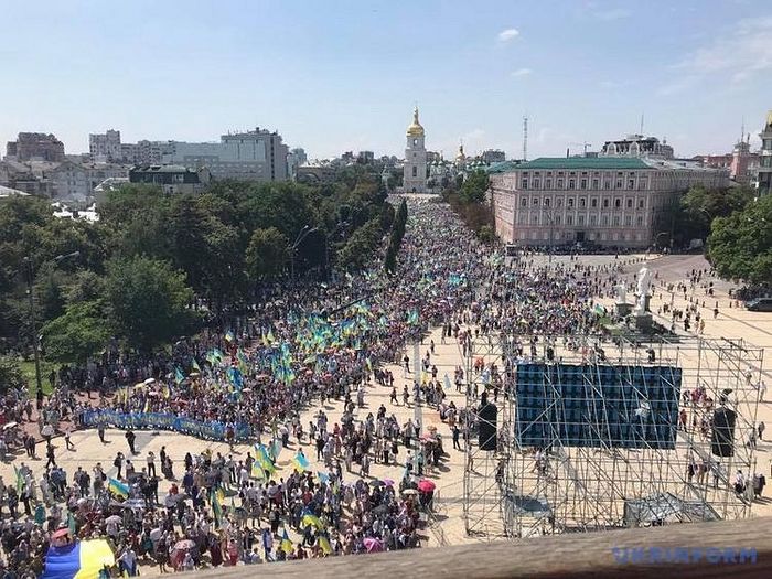 The 2018 schismatic procession, which the police claim had over 65,000 people. Note the Ukrainian flags everywhere throughout the procession. Photo: spzh.news