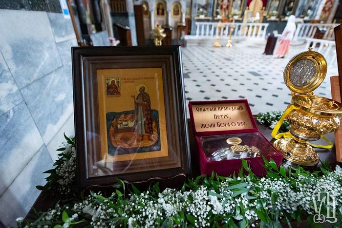 The relics of Saint Petro Kalnyshevsky, a Cossack hero brought out for veneration by the canonical church during the 2019 cross procession. Photo: Spzh.news