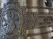 На звонницу главного храма Вооруженных сил РФ установили колокола с изображениями святых покровителей воинства