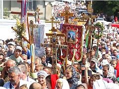 Thousands arriving at Holy Dormition Pochaev Lavra in multiple processions (+ VIDEOS)