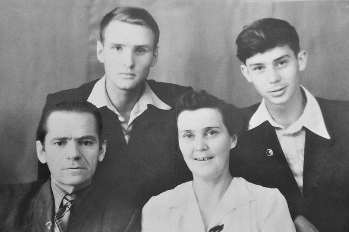 Алексей Федорович и Нина Кузьминична Солоницыны с сыновьями Анатолием и Алексеем. Толя закончил 10 класс. 1953 г.