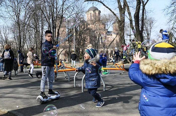 Дети пускают мыльные пузыри в Ташмайданском парке в Белграде. Фото: РИА Новости / Григорий Сысоев