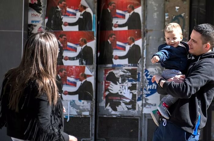 Родители с ребенком на одной из улиц города Косовская Митровица. Фото: РИА Новости / Григорий Сысоев